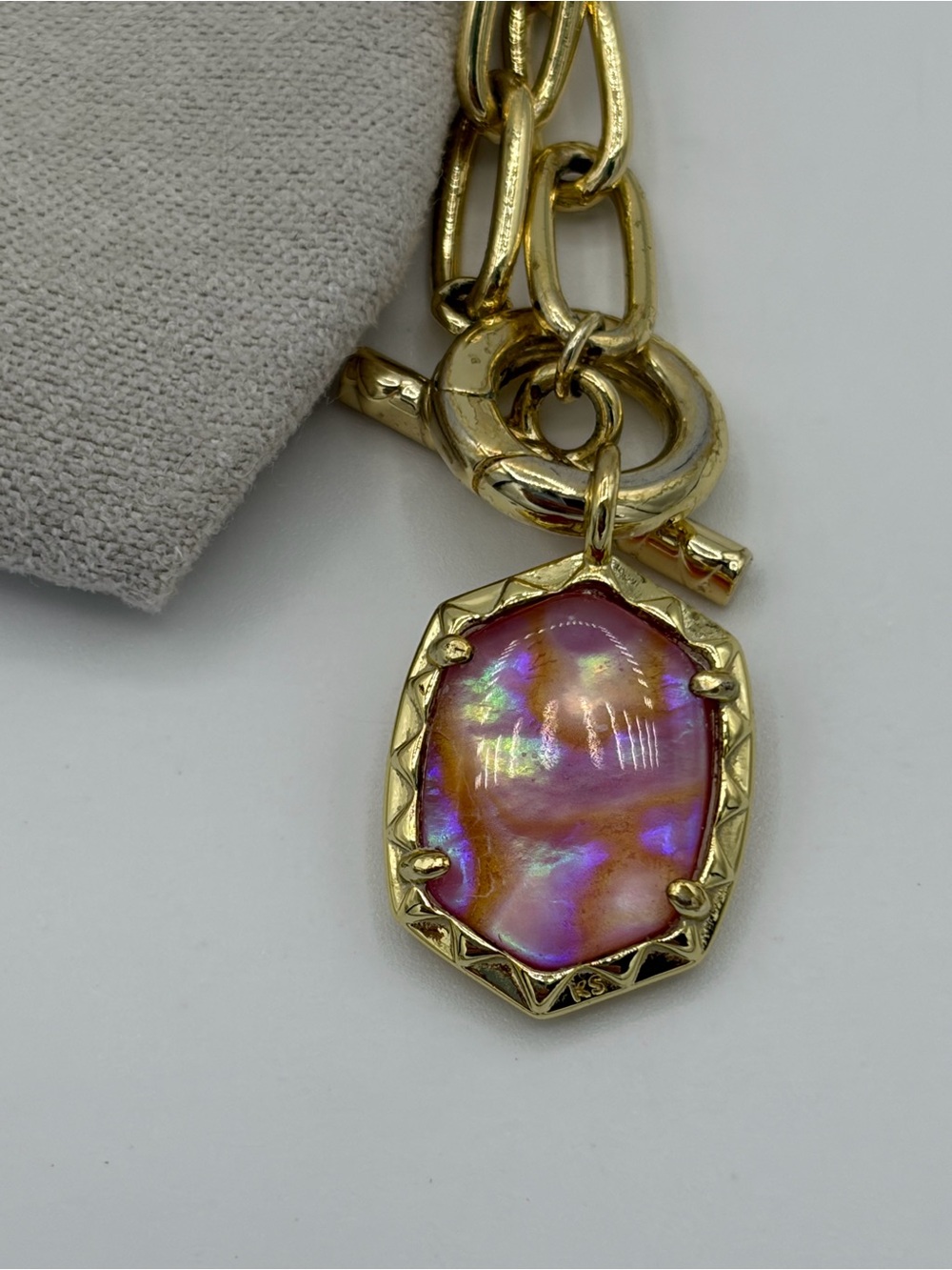 Kendra Scott Gold Paperclip Chain Toggle Necklace with Iridescent Pink Pendant - Picture 3 of 5